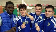 Deportistas del Natural Sport lucen sus medallas.
