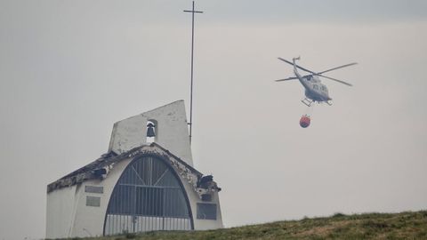 Trabajos de extinci�n en los incendios de Tineo y Vald�s