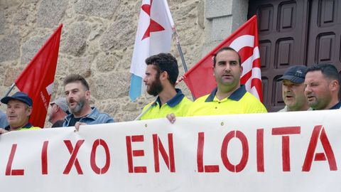 Los trabajadores de la limpieza iniciaron las protestas hoy delante del Concello de Meis.