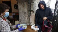 Yonier, recogiendo un t�per de comida en el comedor social de Pontevedra. 