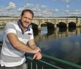 Xos� Lois Garc�a Carballido, alcalde do PSOE Ponteceso, posa diante da ponte do r�o Anll�ns. 