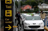 Los taxistas que trabajan en Alvedro denuncian intrusismo desde otros concellos.