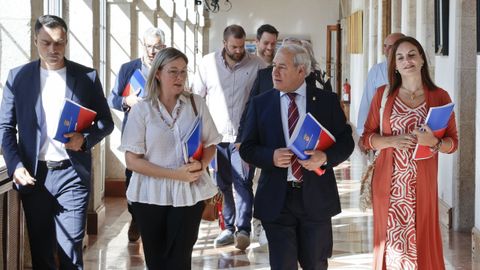 En la imagen, Carmela Lpez, a la izquierda de Tom con vestido, y al fondo, Francisco Cajoto, alcalde de Foz, entre otros diputados hacia una sesin plenaria en San Marcos