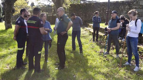 El dispositivo de búsqueda, durante la tarde de este sábado en la capilla de Oza, en Teo, donde también estaba la mujer del desaparecido, Nuria Pereira, quien agradeció la ayuda de los voluntarios