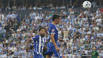 Villares, antes de marcar el gol del empate ante el Betis, con Auba como espectador de lujo.