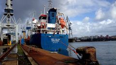 El mercante, amarrado en Navantia