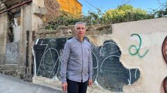 Luis Seara, ante uno de los solares abandonados que acumula el casco viejo de Ourense.