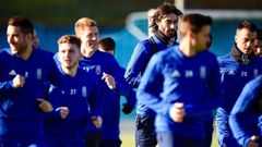 Los jugadores del Oviedo, con Mossa en el centro, en El Requexón