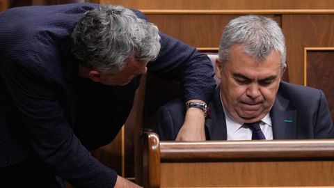 El diputado socialista Santos Cerdán conversa con un compañero durante el Pleno celebrado este jueves en la Cámara Baja.