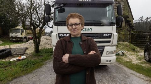 Manuela Blanco, ante uno de los camiones del negocio familiar