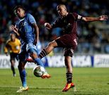 El Tucu defendiendo a Maximiliano Vel�zquer (Lan�s), en la Copa Libertadores. 
