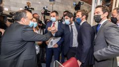 Los diputados expulsados de Vox Francisco Carrera y Juan José Liarte son saludados por el presidente de Murcia, Fernando López Miras, Pablo Casado, y Teodoro García Egea tras el pleno de la moción de censura presentada por PSOE y Cs que no ha prosperado gracias a los votos de dichos parlamentarios. 