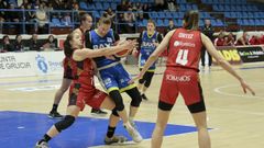 Howard en una pugna en el Baxi-Zaragoza disputado este enero en A Malata.