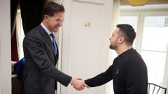 Rutte saluda a Zelenski, el pasado fin de semana en M�nich.