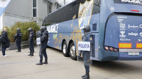 Varios policas vigilan delante del autocar del Mlaga, una vez que los ultras andaluces ya estn dentro del estadio