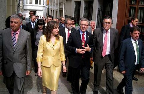 <span lang= es-es >Cuatro a�os y un d�a</span>. El 3 de octubre del 2009, el exministro de Fomento Jos� Blanco fue distinguido por el gobierno local de Melide, formado por BNG y PSdeG, en agradecimiento al cambio de trazado.