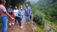 La portavoz del PP enla Junta General, Teresa Mallada, acompa�ada por diputados y concejales, comprueba el estado de la Senda del Oso