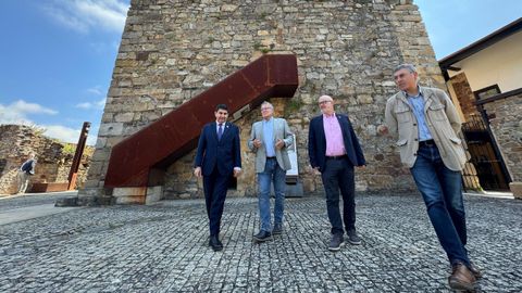 Pedro Blanco, a la izquierda, en una visita a O Barco