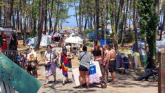 Ambiente en la zona de acampada, en el pinar de Morouzos, este lunes a mediod�a bajo un sol inclemente