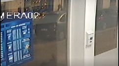 Los atracadores tienen que agacharse para esquivar la verja de la administraci�n de loter�a, que estaba parcialmente bajada