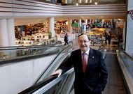 Manuel Guiti�n dirige El Corte Ingl�s desde que se abri� hace quince a�os en el Restollal.