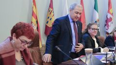 Jos� Tom�, en el centro, durante el pleno de la Diputaci�n de Lugo celebrado en enero