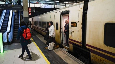 Llegada de viajeros del primer Alvia en atravesar la variante de Pajares a la estacin de Oviedo