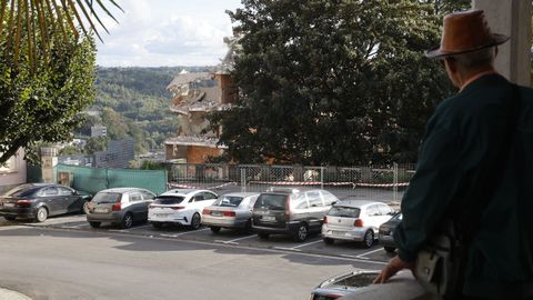 Un lucense mira la zona donde estaba el Garan, tapado por unos rboles