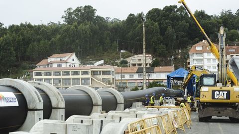 Las piezas de la tubera del emisario submarino se sueldan en el puerto de Combarro