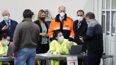 El anterior conselleiro, Jes�s V�zquez Almui�a (de naranja), actual presidente de la Autoridad Portuaria de Vigo, ha coincidido con su sucesor, Julio Garc�a Comesa�a (a la derecha)