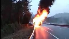 La cabina de un cami�n se incendia en la AP-9, entre Padr�n y Pontecesures