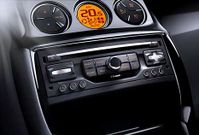 <span lang= es-es >As� es como denomina Citro�n al amplio techo de cristal. A mayores, el C3 puede equipar  cajas de cambios manuales pilotadas, el sistema de navegaci�n My Way y un atractivo paquete de mantenimiento.</span>