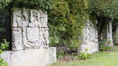 Representaciones p�treas con escudos y figuras que se encuentran en los jardines del pazo de Meir�s.