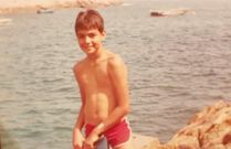 S�nchez naci� en el barrio madrile�o de Tetu�n el 29 de febrero de 1972. Su padre es empresario y su madre funcionaria. Estudi� bachillerato en el Ramiro de Maeztu.