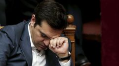 El ex primer ministro griego, Alexis Tsipras, durante la sesi�n del parlamento griego que ha aprobado un paquete de austeridad exigido por los socios europeos para dar a Grecia un tercer rescate