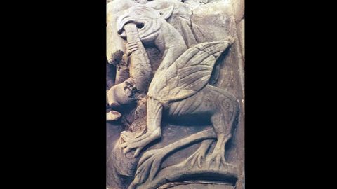 Grifo alado en la iglesia de San Vicente de Serrapio, concejo de Aller (Asturias)