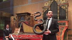 Pablo Dopazo tocando el Serpent�n en Barcelona