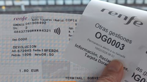 Algunos de los papeles que hubo que imprimir para que la viajera cobrase 1,80 euros del billete que no pudo disfrutar.