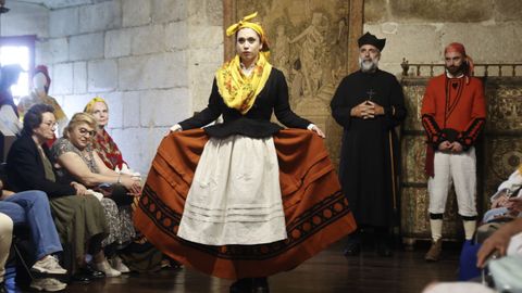 Mostra de traxes tradicionais elaborados pola asociación Espadelas en San Paio de Narla, Friol