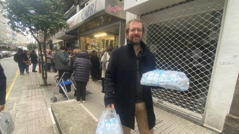 Pablo P�rez, quien hizo hora y media de cola en Capri para llevarse el postre de Nochebuena
