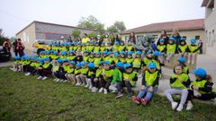 Los peque�os posan delante del albergue de Valga