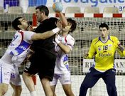 Rafa Dasilva, que ayer marc� tres goles, intenta superar la defensa del Ademar.