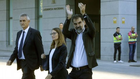 Jordi Cuixart, a la derecha, con los brazos en alto, en una imagen de archivo