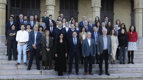 Fotograf�a de familia trala constituci�n en San Sebasti�n do Consello das Linguas.