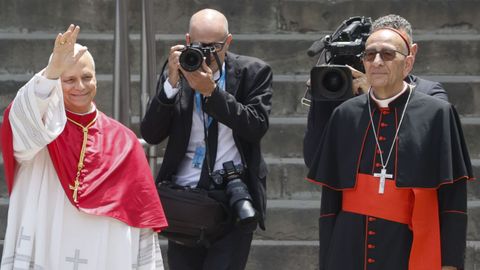 El pont�fice saludando a los fieles este martes a su llegada a la catedral de Barcelona