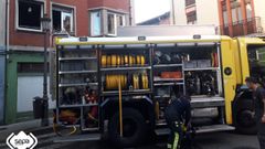 Dos bomberos en un incendio con una fallecida en Langreo