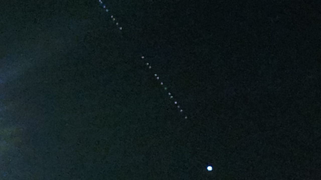 El tren de satélites de Elon Musk sobrevuela las Rías Baixas y eclipsa ...