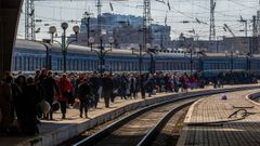 Colas en la estacin de tren de Lepolis