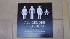Cartel de un ba�o mixo en el aeropuerto internacional de San Diego (California)