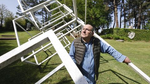 Manolo Paz entre cubos que se multiplican coa simple ausencia dun dos seus lados